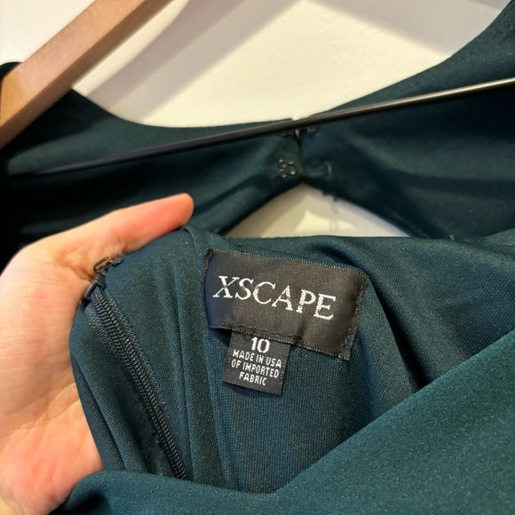 XSCAPE EVENINGS “CALLIE" SCUBA CREPE RUFFLE BACK DRESS Sz 10 - Picture 12 of 14